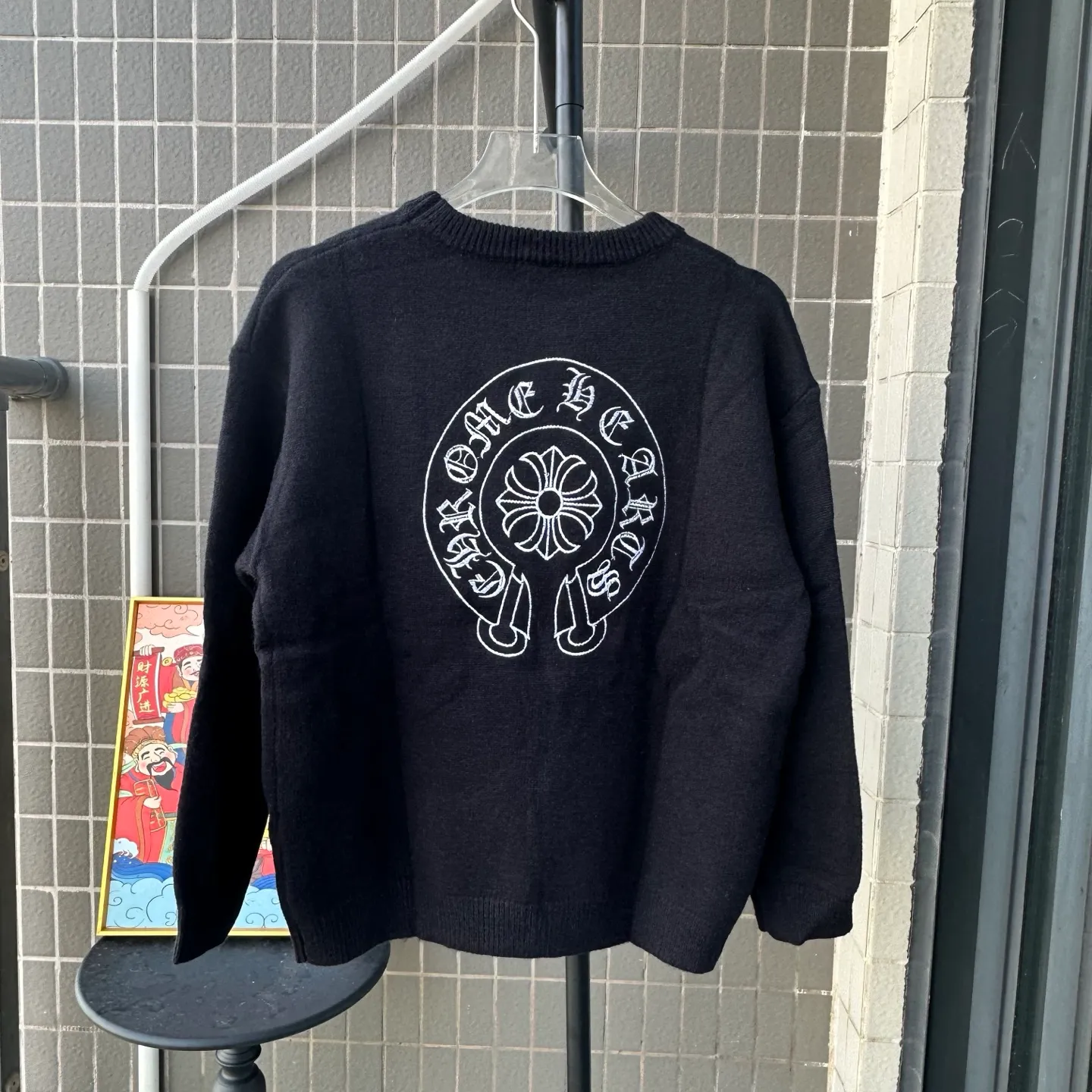 P210 model number: TT116 Chrome Hearts ch Chrome Hearts horseshoe embroidered round neck pullover sweater! The most practical jacket for today's temperature difference. The sweater is soft and waxy to the touch. It has embroidery design on the front and back. This is a great inner wear in winter. It is a very practical item. It is not only anti-pilling, but also very versatile. It is recommended to buy it early. Color: Black Size: M-XL M - Shoulder width 50, length 64, bust 108 L - Shoulder width 52, length 66, bust 112 XL - Shoulder width 54 Length 68cm Bust 116cm